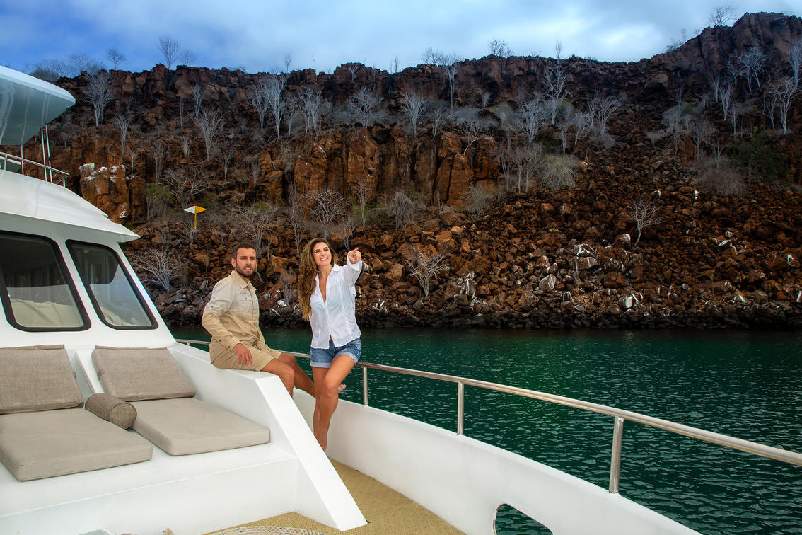 couple-finch-bay-hotel-sea-lion-experience1